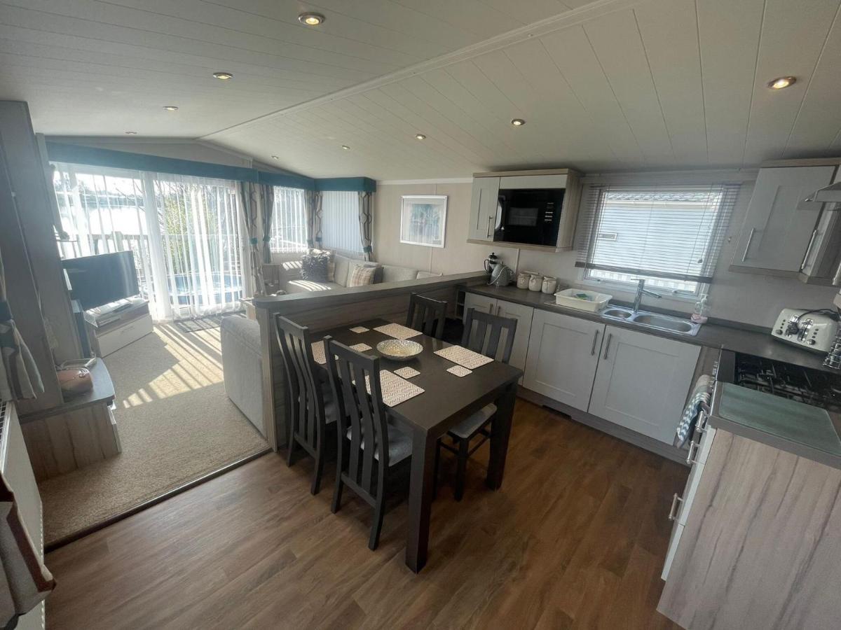 Lakeside Retreat 3 With Hot Tub, Private Fishing Peg Situated At Tattershall Lakes Country Park 外观 照片