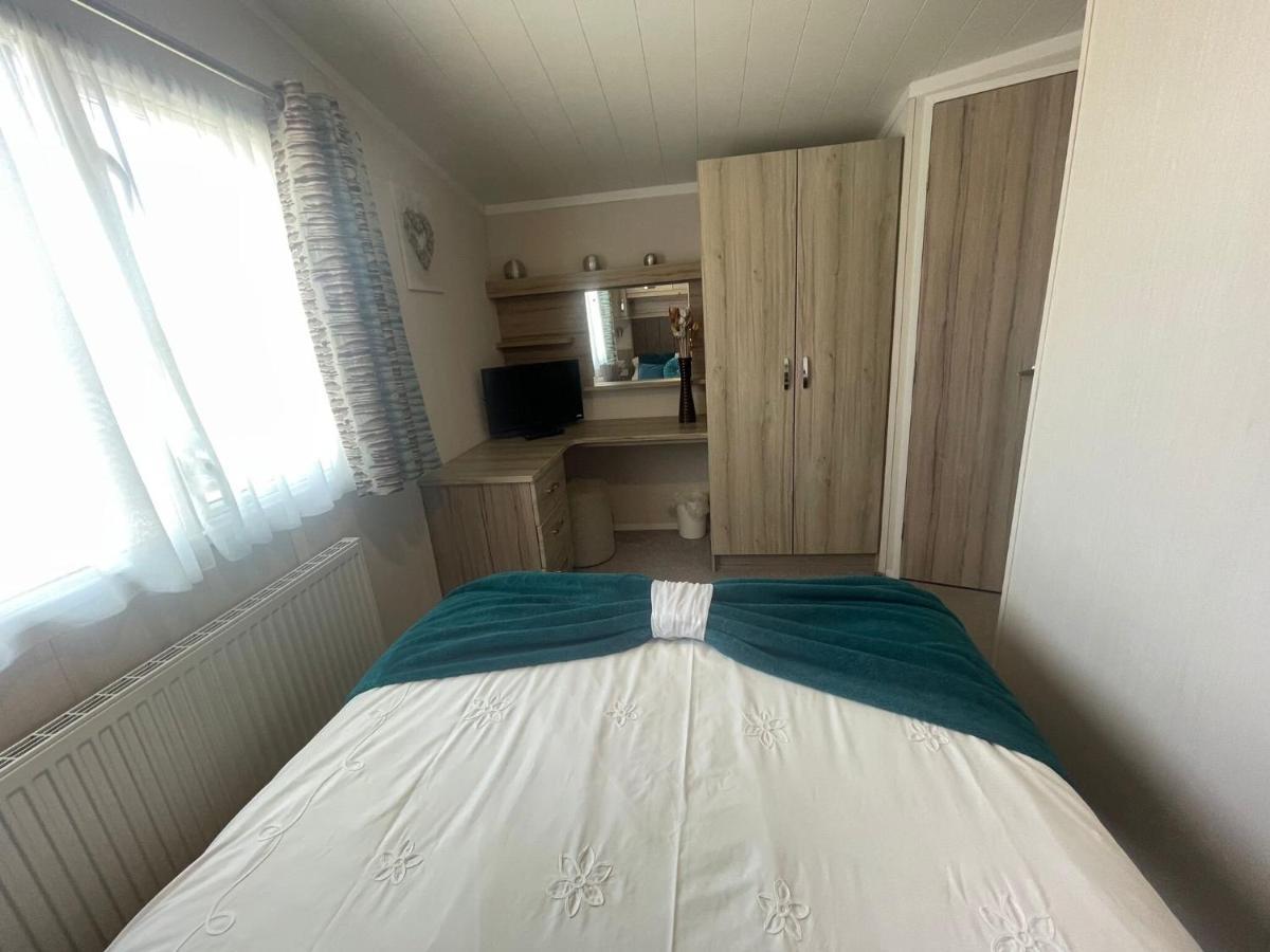 Lakeside Retreat 3 With Hot Tub, Private Fishing Peg Situated At Tattershall Lakes Country Park 外观 照片