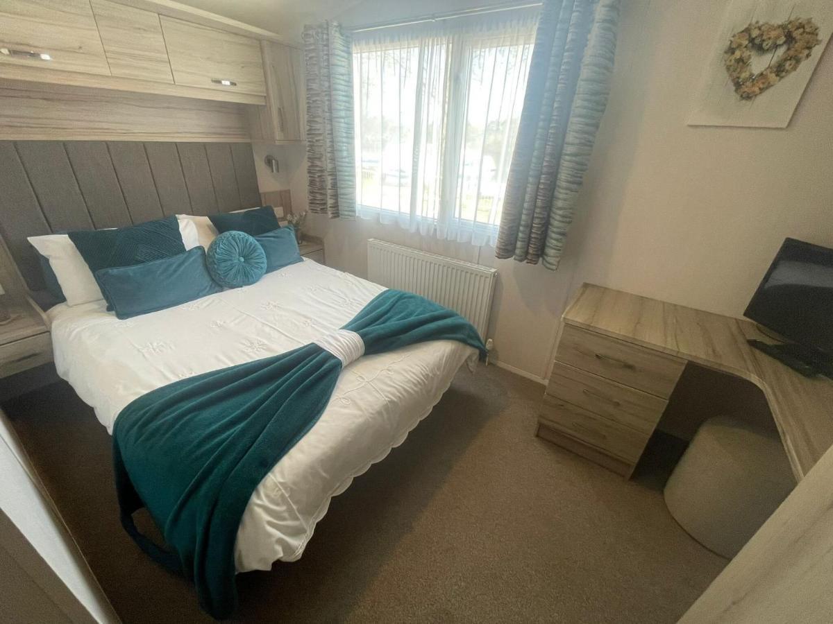 Lakeside Retreat 3 With Hot Tub, Private Fishing Peg Situated At Tattershall Lakes Country Park 外观 照片