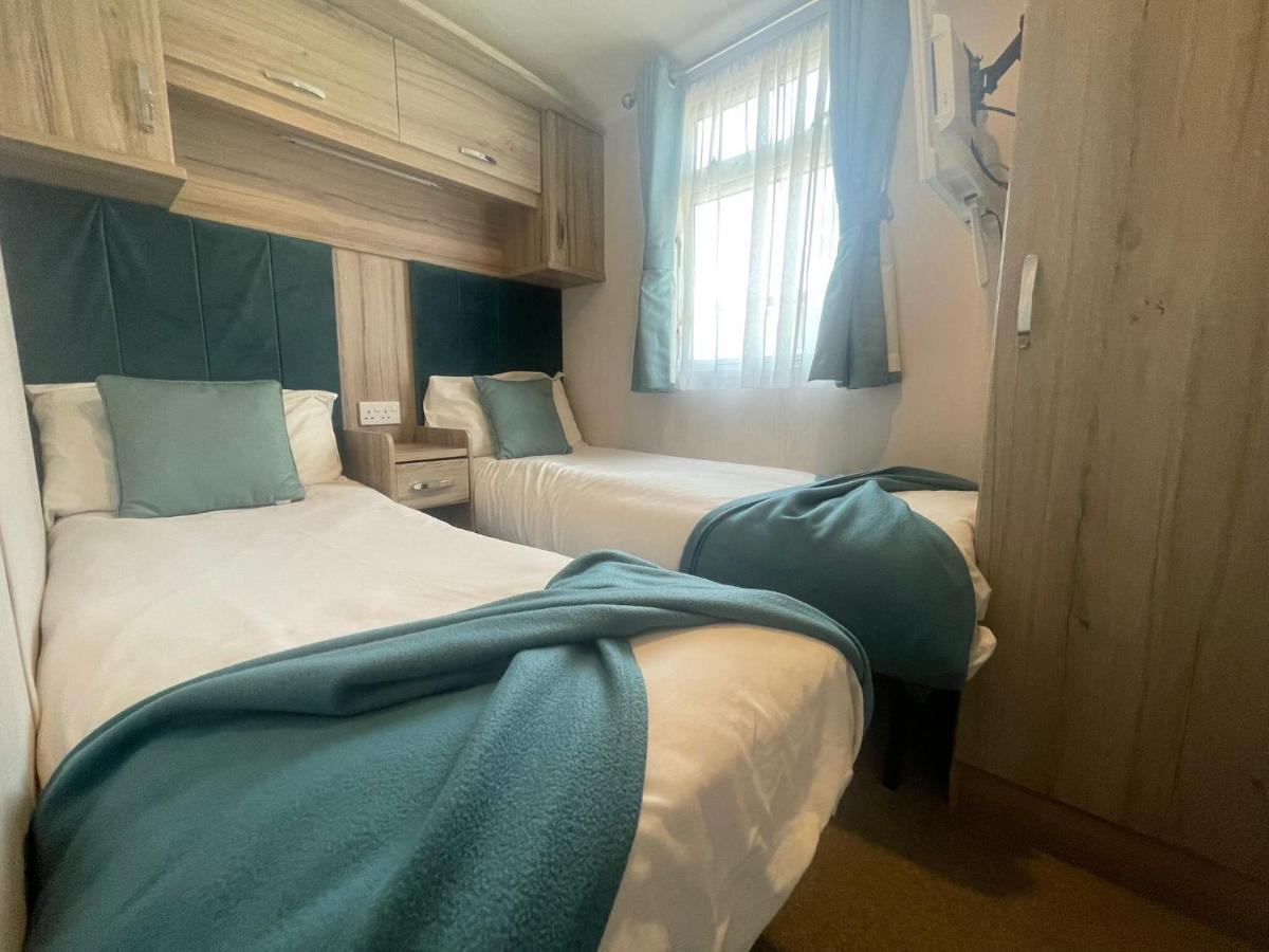 Lakeside Retreat 3 With Hot Tub, Private Fishing Peg Situated At Tattershall Lakes Country Park 外观 照片