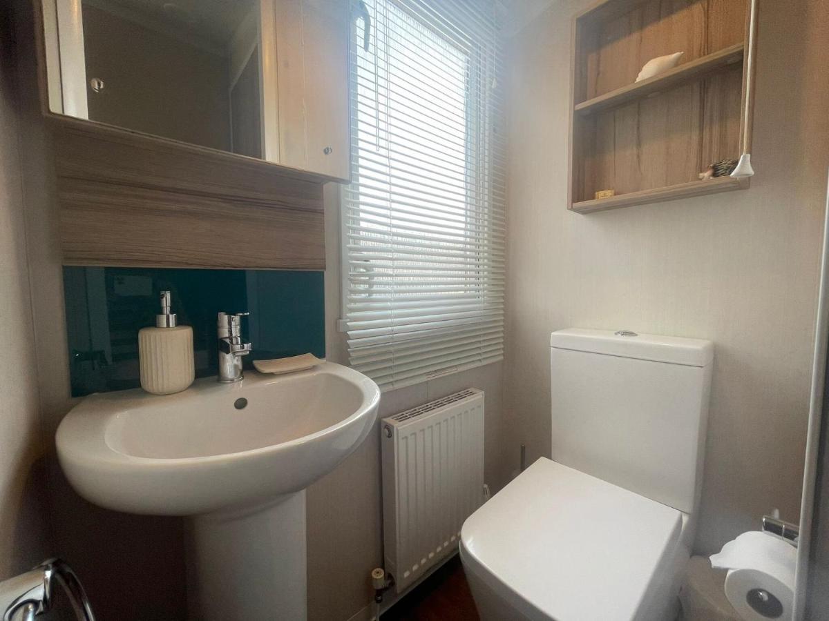 Lakeside Retreat 3 With Hot Tub, Private Fishing Peg Situated At Tattershall Lakes Country Park 外观 照片