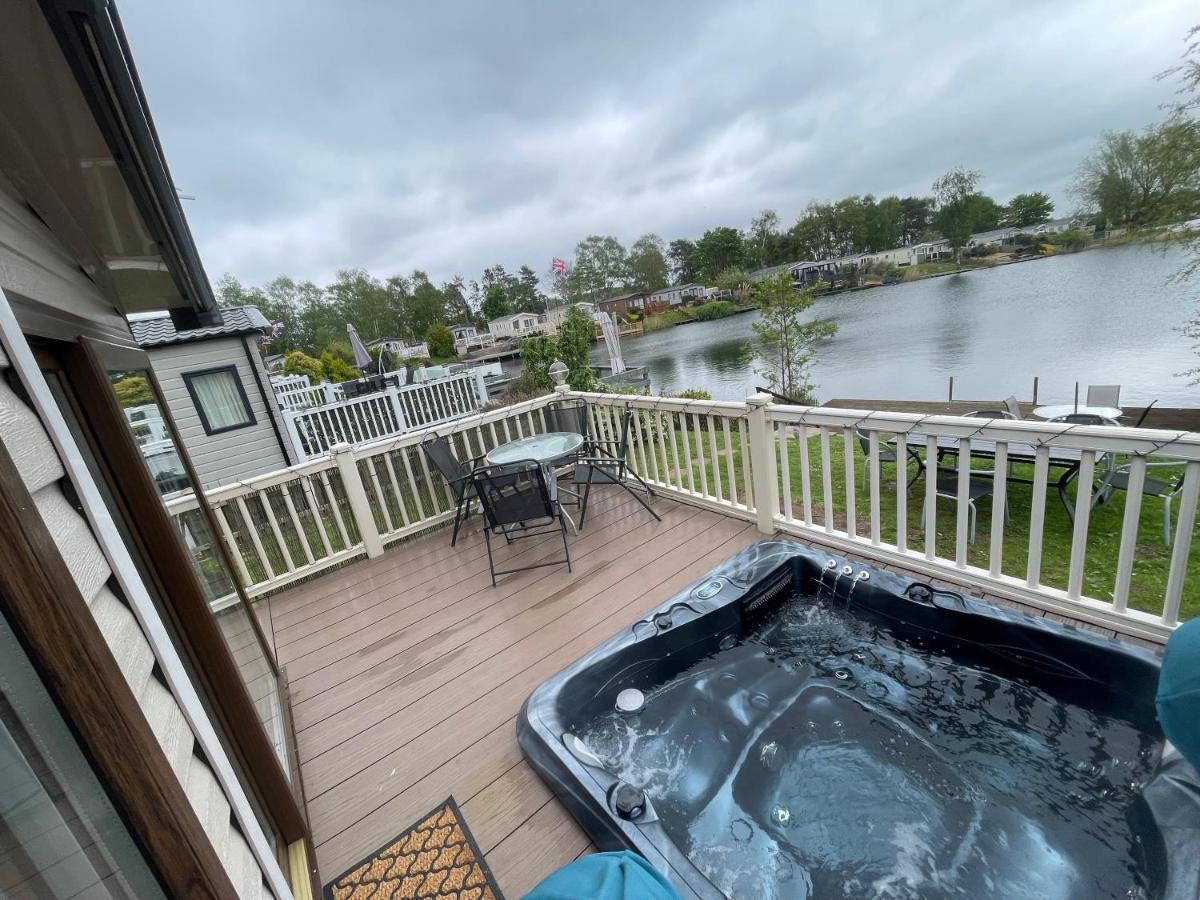 Lakeside Retreat 3 With Hot Tub, Private Fishing Peg Situated At Tattershall Lakes Country Park 外观 照片