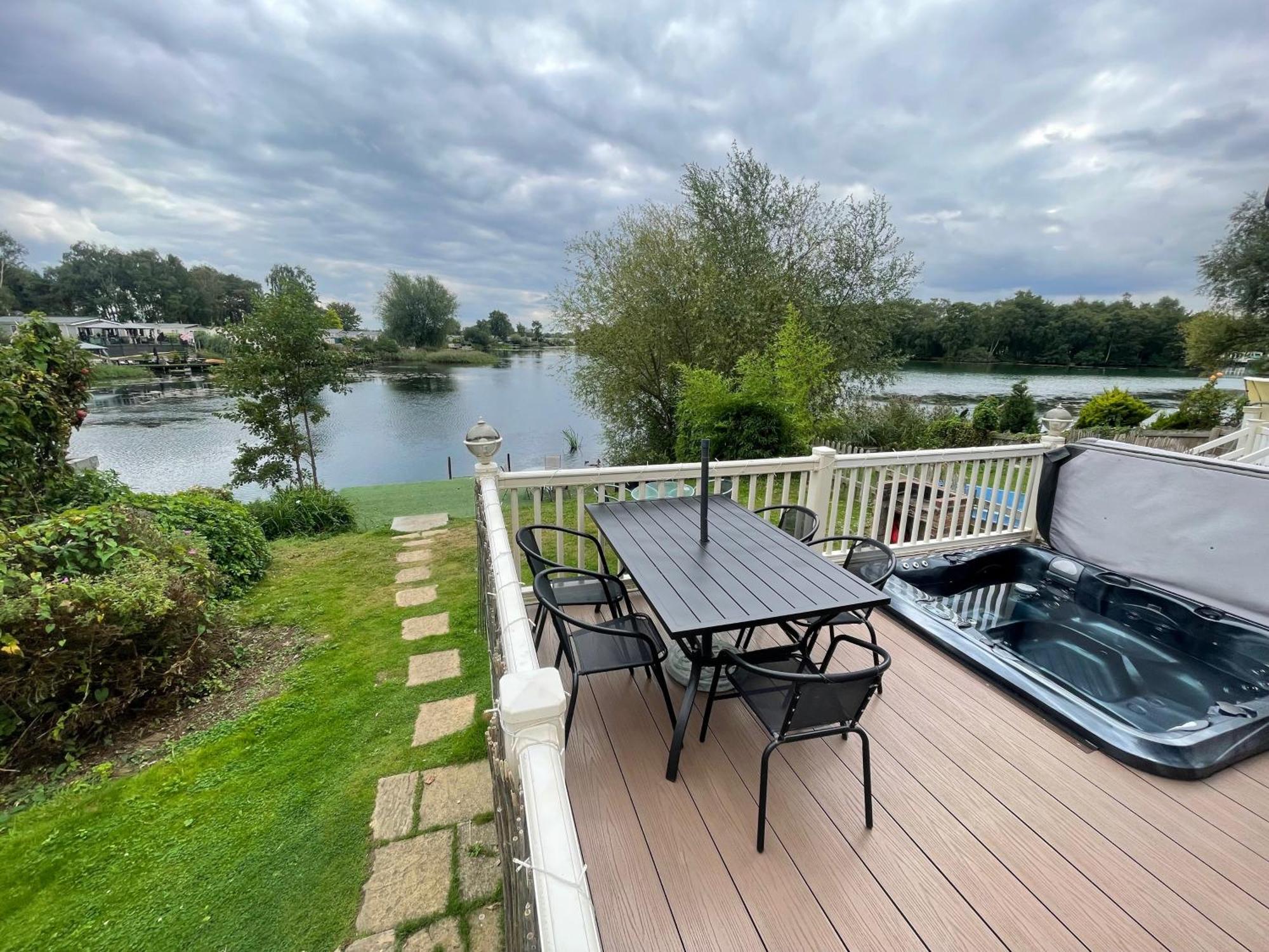 Lakeside Retreat 3 With Hot Tub, Private Fishing Peg Situated At Tattershall Lakes Country Park 外观 照片
