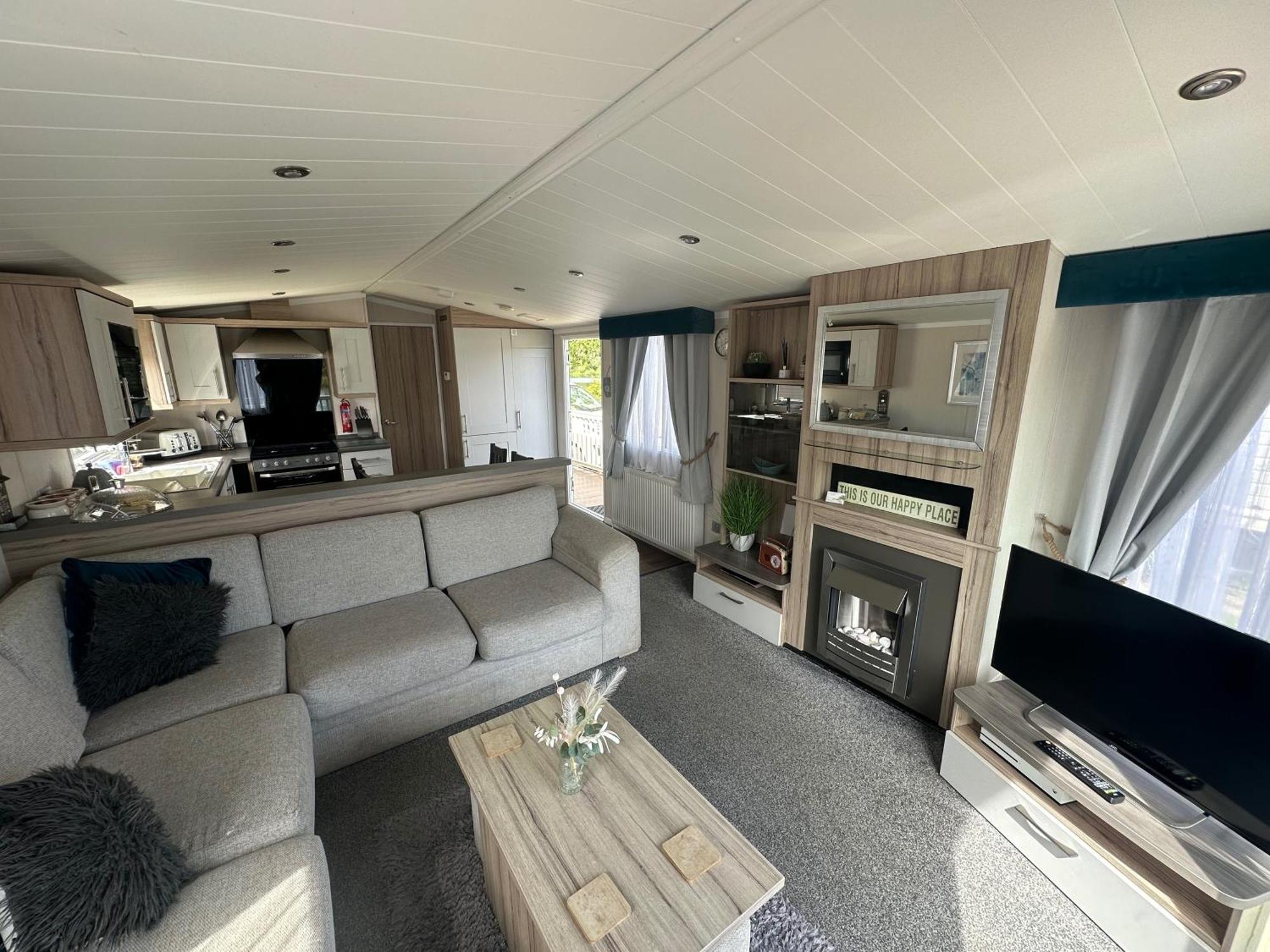Lakeside Retreat 3 With Hot Tub, Private Fishing Peg Situated At Tattershall Lakes Country Park 外观 照片