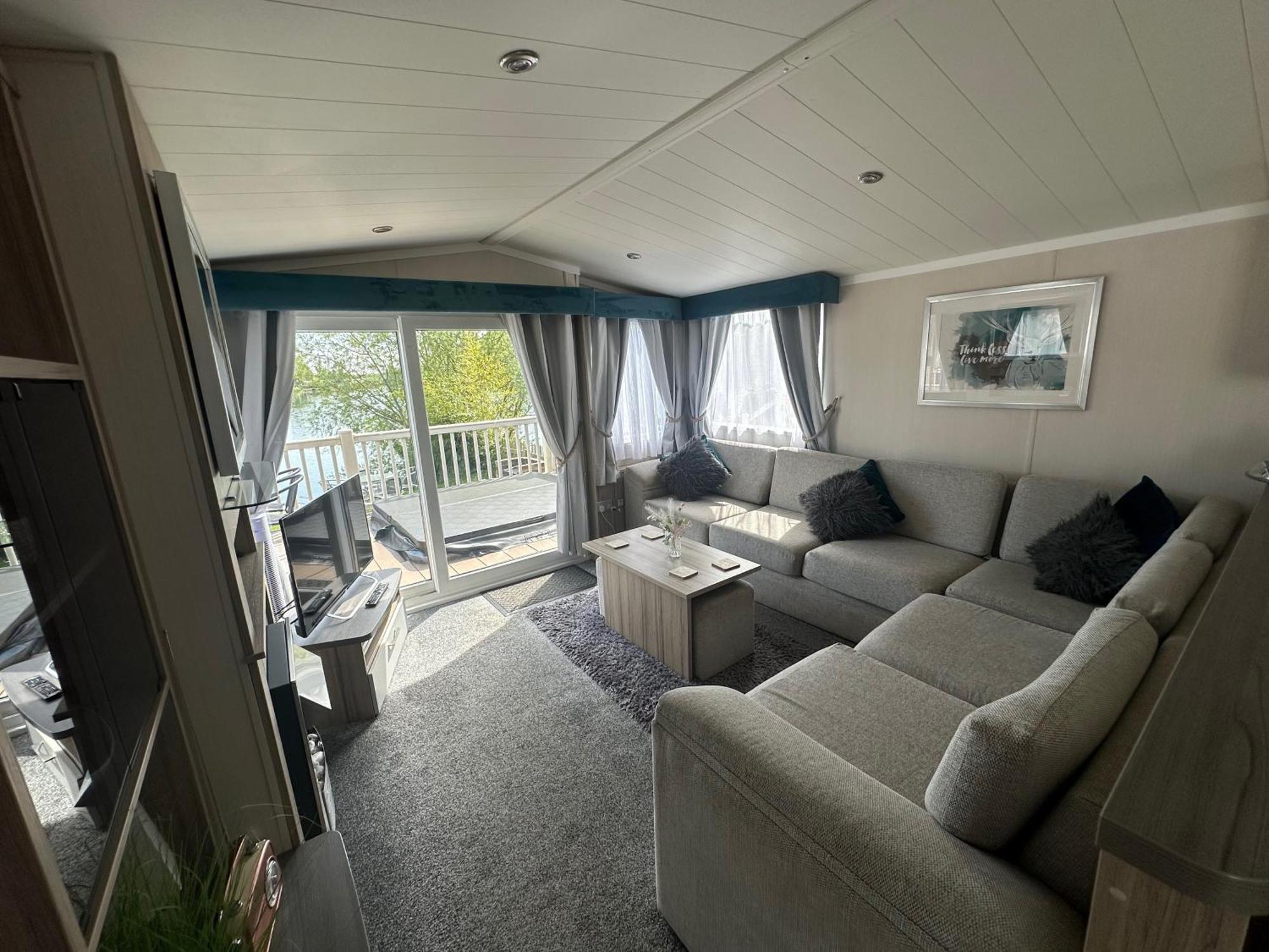 Lakeside Retreat 3 With Hot Tub, Private Fishing Peg Situated At Tattershall Lakes Country Park 外观 照片